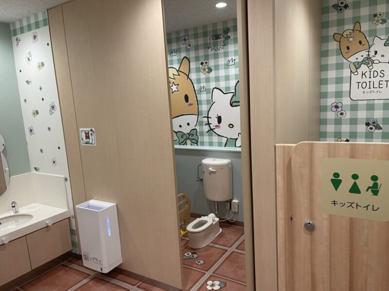 中山競馬場のターフィー＆ハローキティートイレの親子トイレとキッズトイレ