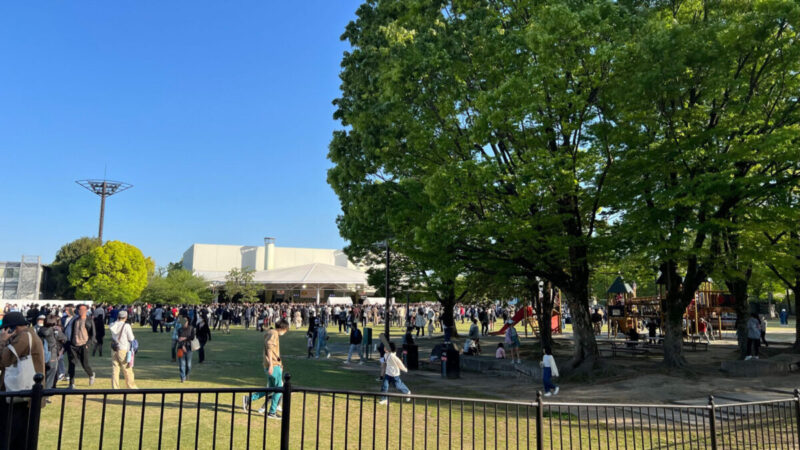 京都競馬場の緑の広場とイベントステージ
