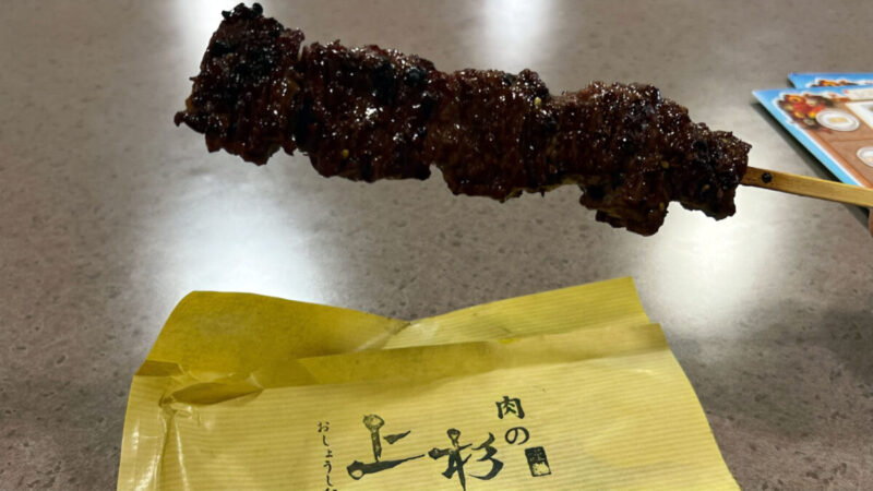 福島競馬場の肉の上杉さんの牛バラ串焼き