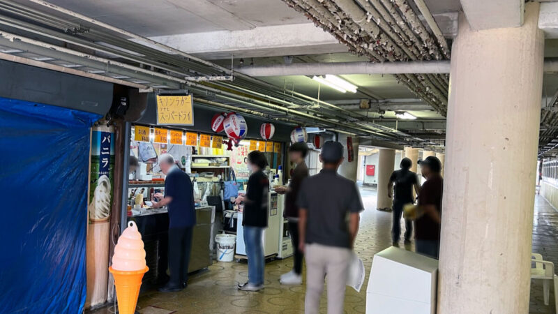 笠松競馬場のたこ焼き屋さんの店舗外観