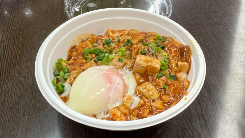東京競馬場の馬耳東風軒さんのマーボ丼(温泉たまご付) 